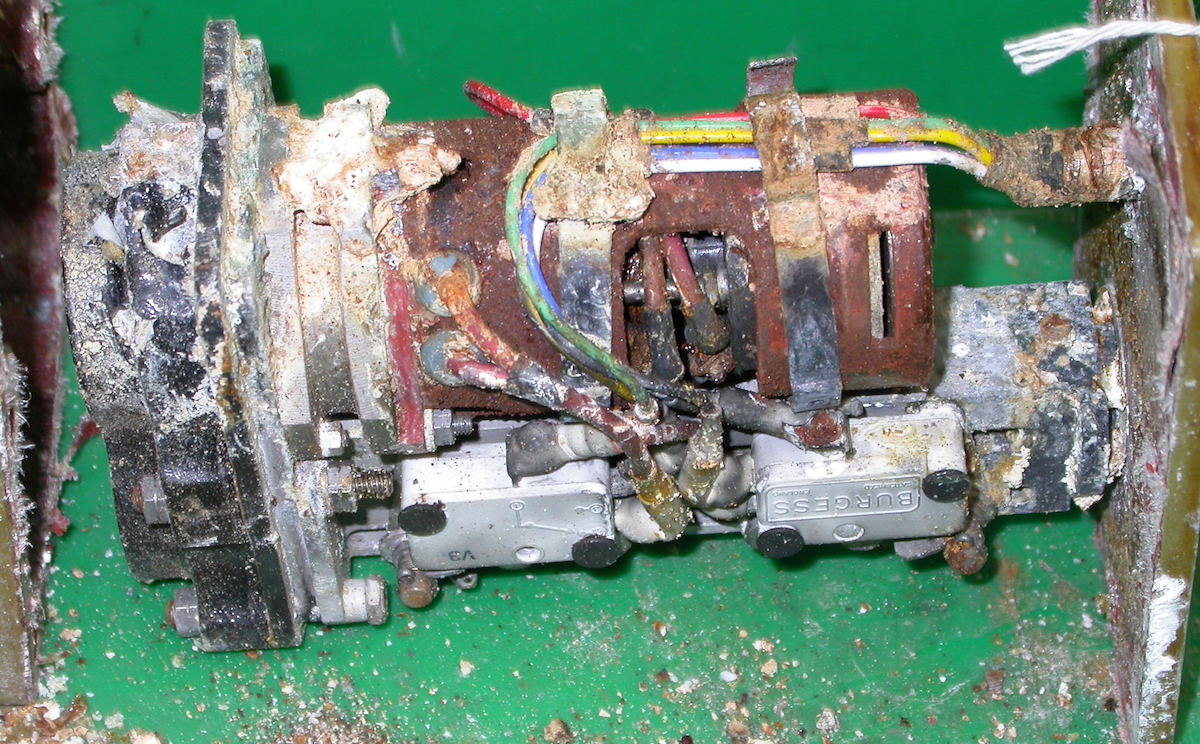 Close-up of heavily corroded EOJ150 linear actuator.